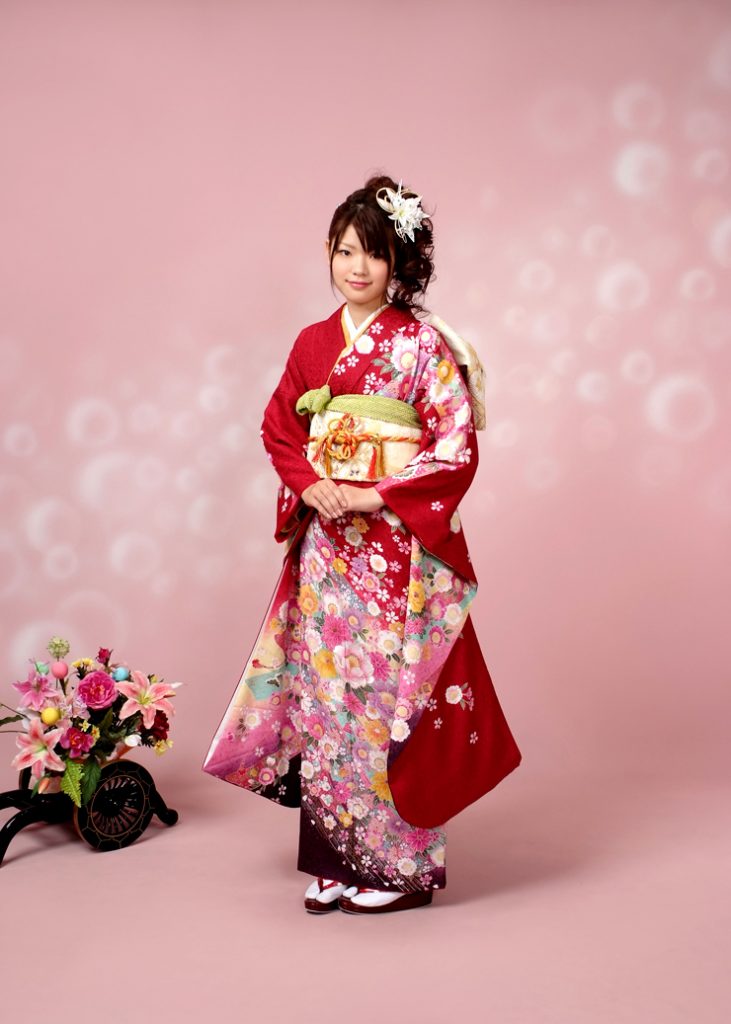 華やかな赤色の雰囲気の新古典柄の振袖です